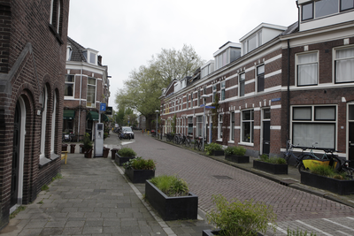 903159 Gezicht in de Bollenhofsestraat te Utrecht, met de huizen Bollenhofsestraat 81 (rechts) -hoger en links de ...